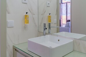 Douche, sèche-cheveux