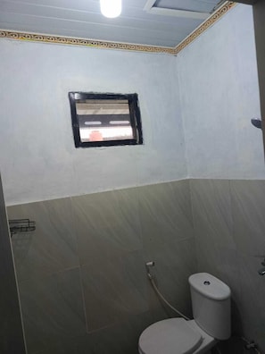 Deluxe tweepersoonskamer | Badkamer | Een douche, handdoeken, zeep, shampoo