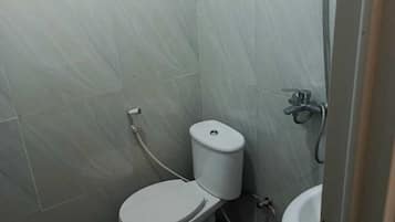 Deluxe Double Room | Bathroom | Shower, towels, soap, shampoo