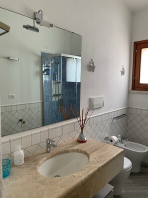 Douche, sèche-cheveux, bidet, serviettes fournies