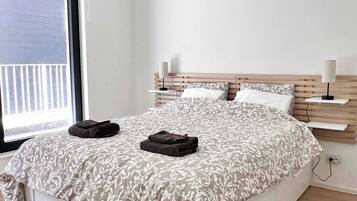 Tabla de planchar con plancha, wifi y ropa de cama