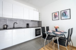 Apartment (22) | Cuisine privée | Réfrigérateur, plaque de cuisson, bouilloire électrique