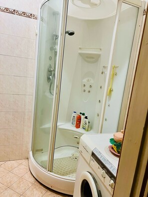 Douche, sèche-cheveux, serviettes fournies, savon