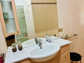 Dusj, hårføner, håndklær og såpe