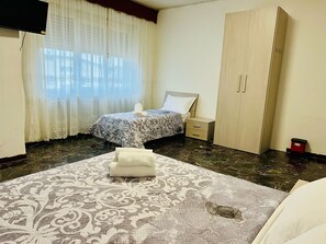 Standard Triple Room | Free WiFi - Cozy stay (Mestre)