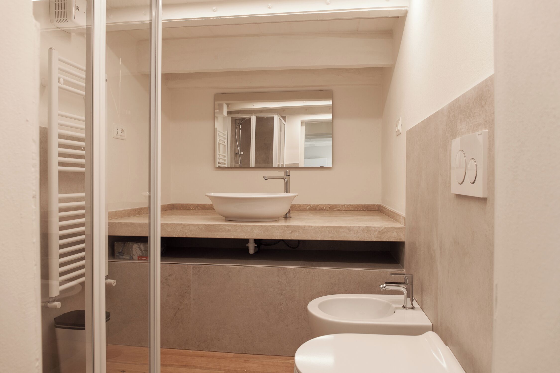 Un baño pequeño con lavabo, inodoro y espejo.