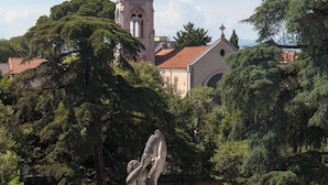 A statue in a park with a church in the background. - Bright 3 Bed Rooms Orti Oricellari (Florence)