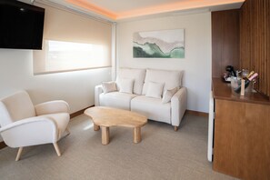 Suite | Oppholdsområde | En 65-tommers Flatskjerm-TV med digitale kanaler samt Netflix