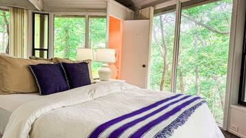 2 sovrum, skrivbord, strykjärn/strykbräda och resesäng