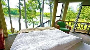 2 bedrooms, desk, iron/ironing board, travel crib