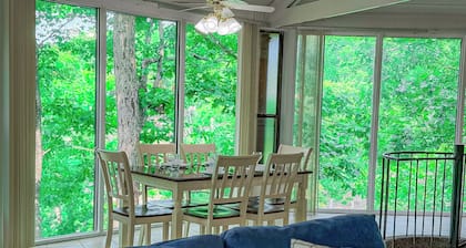 Lakefront Treehouse Treetop Village 2 Bed/3BA/Pools/Pickleball/Dock-6-8PP