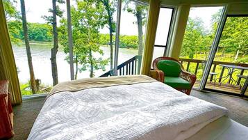 1 habitación, escritorio, tabla de planchar con plancha y cuna de viaje