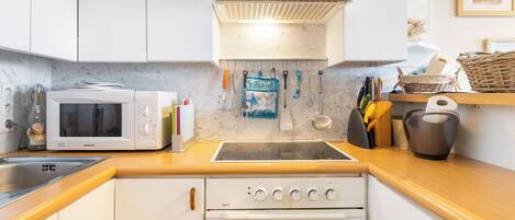 Fridge, oven, stovetop, coffee/tea maker