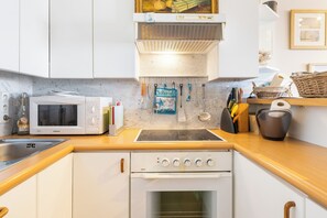 Coffee/tea maker, fridge, microwave, oven