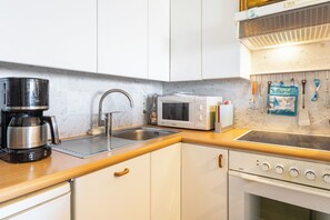 Kühlschrank, Mikrowelle, Ofen, Herdplatte