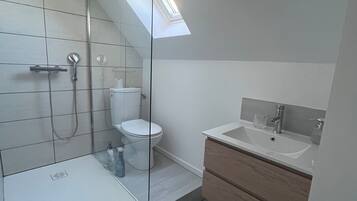 Douche, sĂšche-cheveux, serviettes fournies, papier toilette