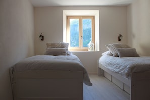 2 bedrooms, WiFi, bed sheets