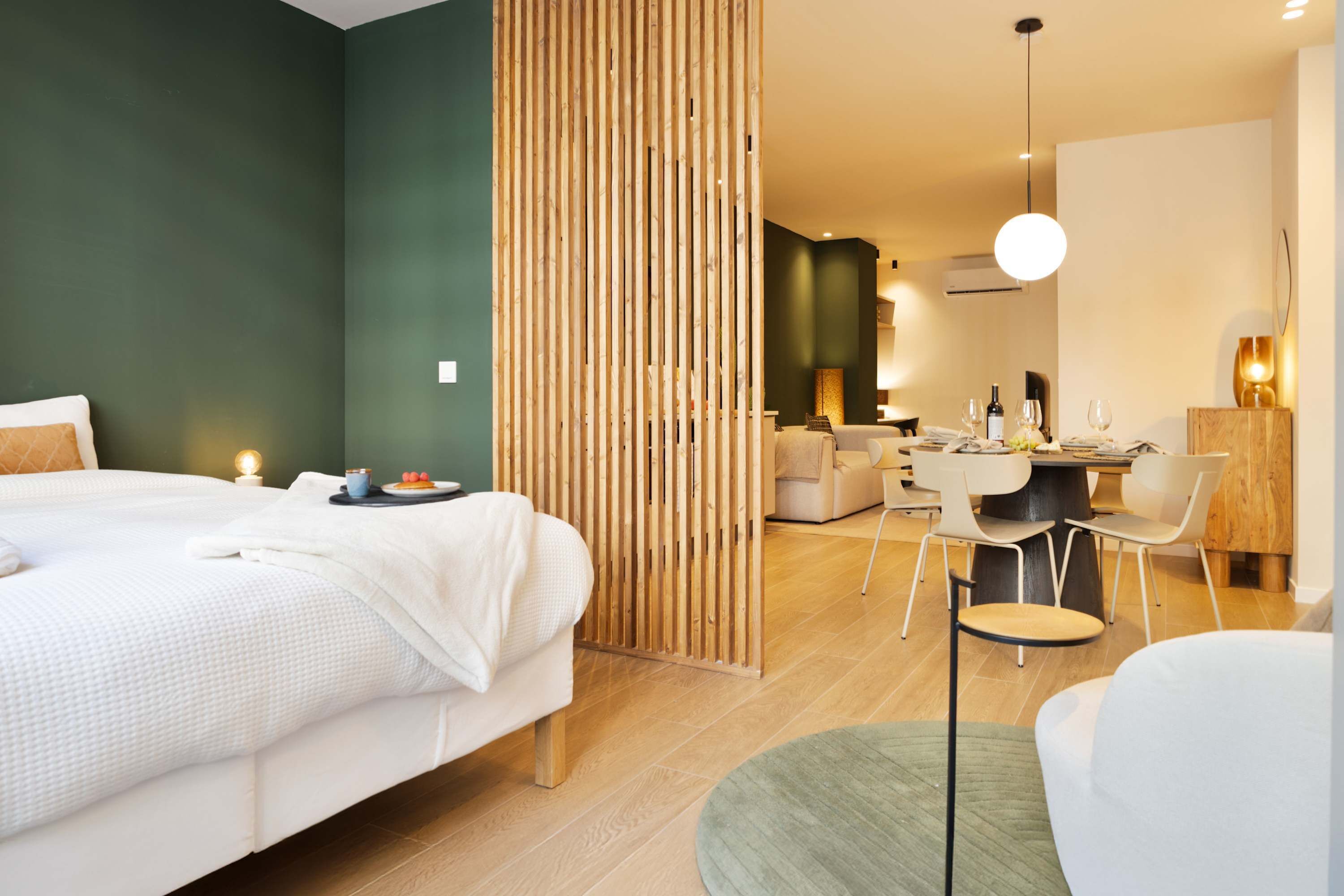 1 dormitorio, escritorio, tabla de planchar con plancha y wifi