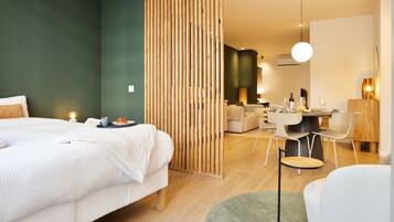 1 dormitorio, escritorio, tabla de planchar con plancha y wifi