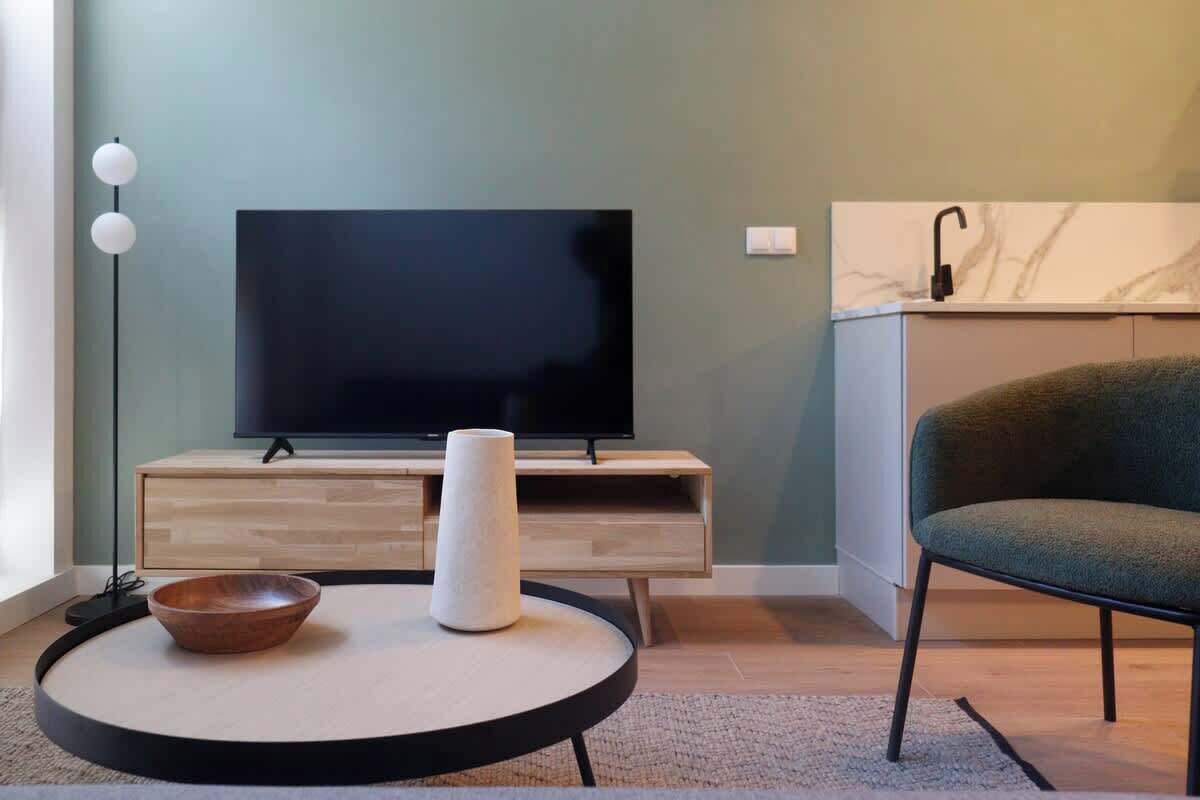 Een televisie en een kantoor