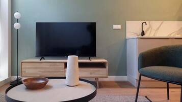 Een televisie en een kantoor