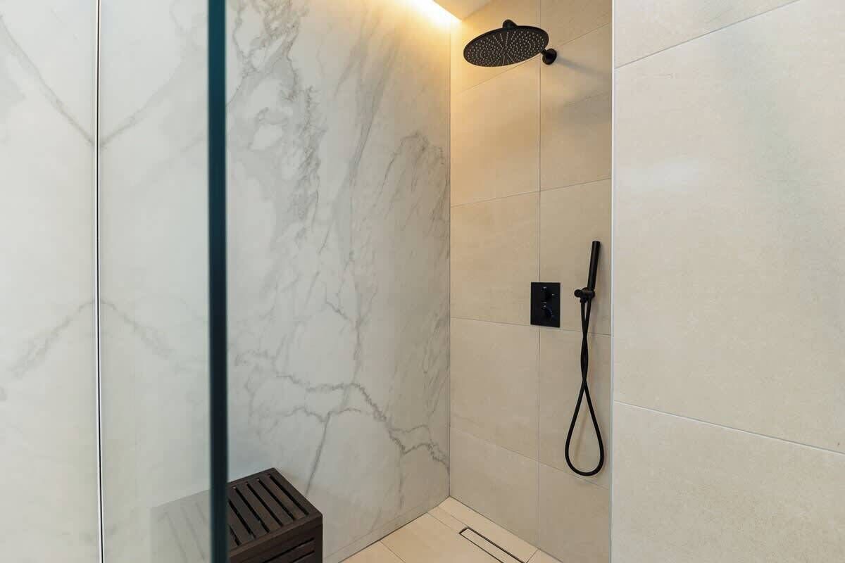 Een douche, een haardroger, handdoeken, shampoo