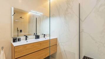 Een douche, een haardroger, handdoeken