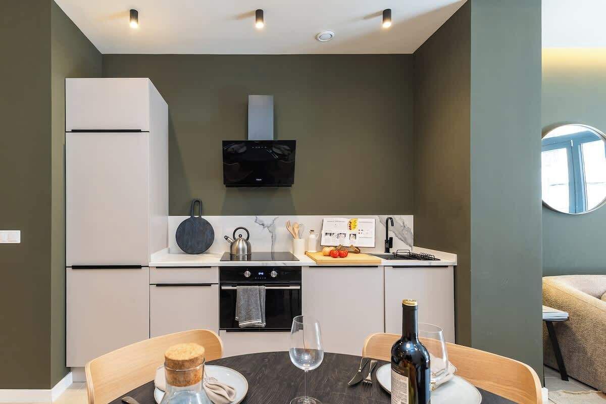 Een koelkast, een oven, een kookplaat, een vaatwasser