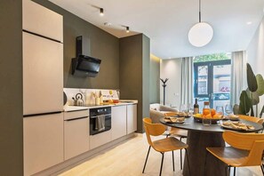 Fridge, oven, stovetop, dishwasher