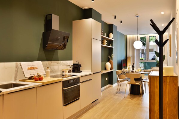 Fridge, oven, stovetop, dishwasher