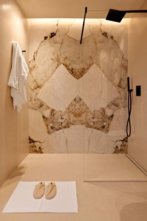 Shower, hair dryer, towels, shampoo - SariStays Valencia Modern & Luxury 5 (València)