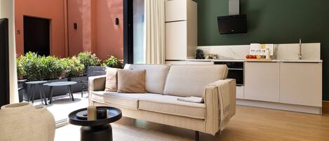 Una televisión, una oficina