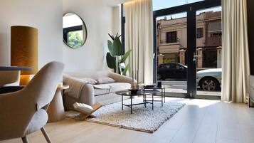 Una sala de estar moderna con un sofá, una mesa de centro y una planta.