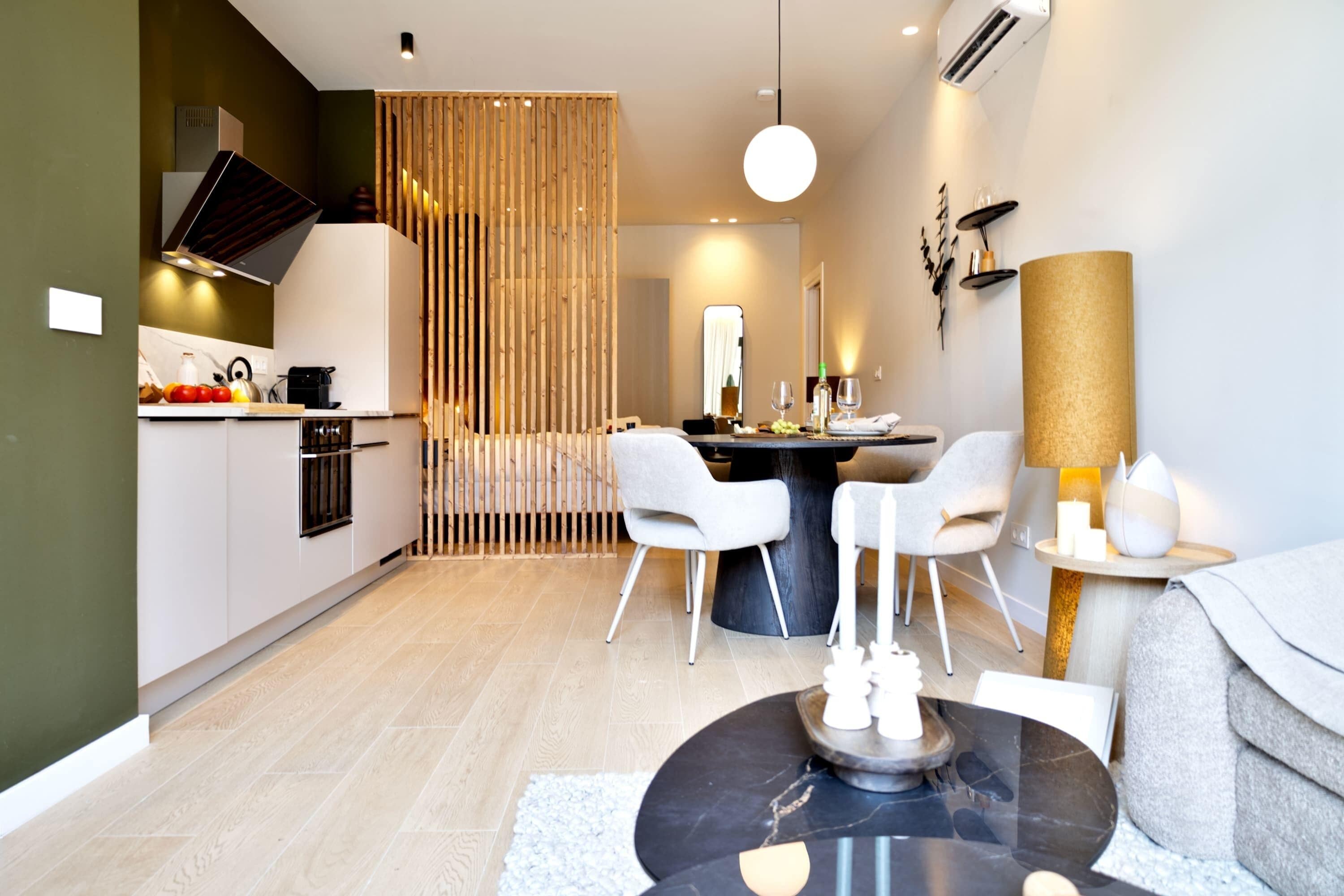 Una cocina moderna con comedor, un sofá y una lámpara.