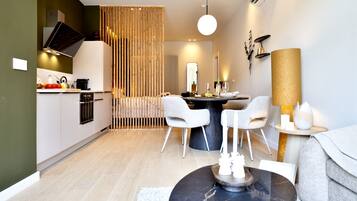 Una cocina moderna con comedor, un sofá y una lámpara.
