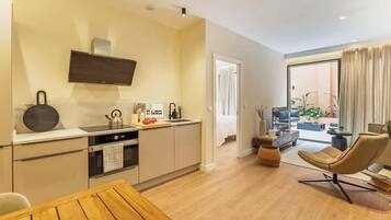 Coffee/tea maker, fridge, microwave, oven