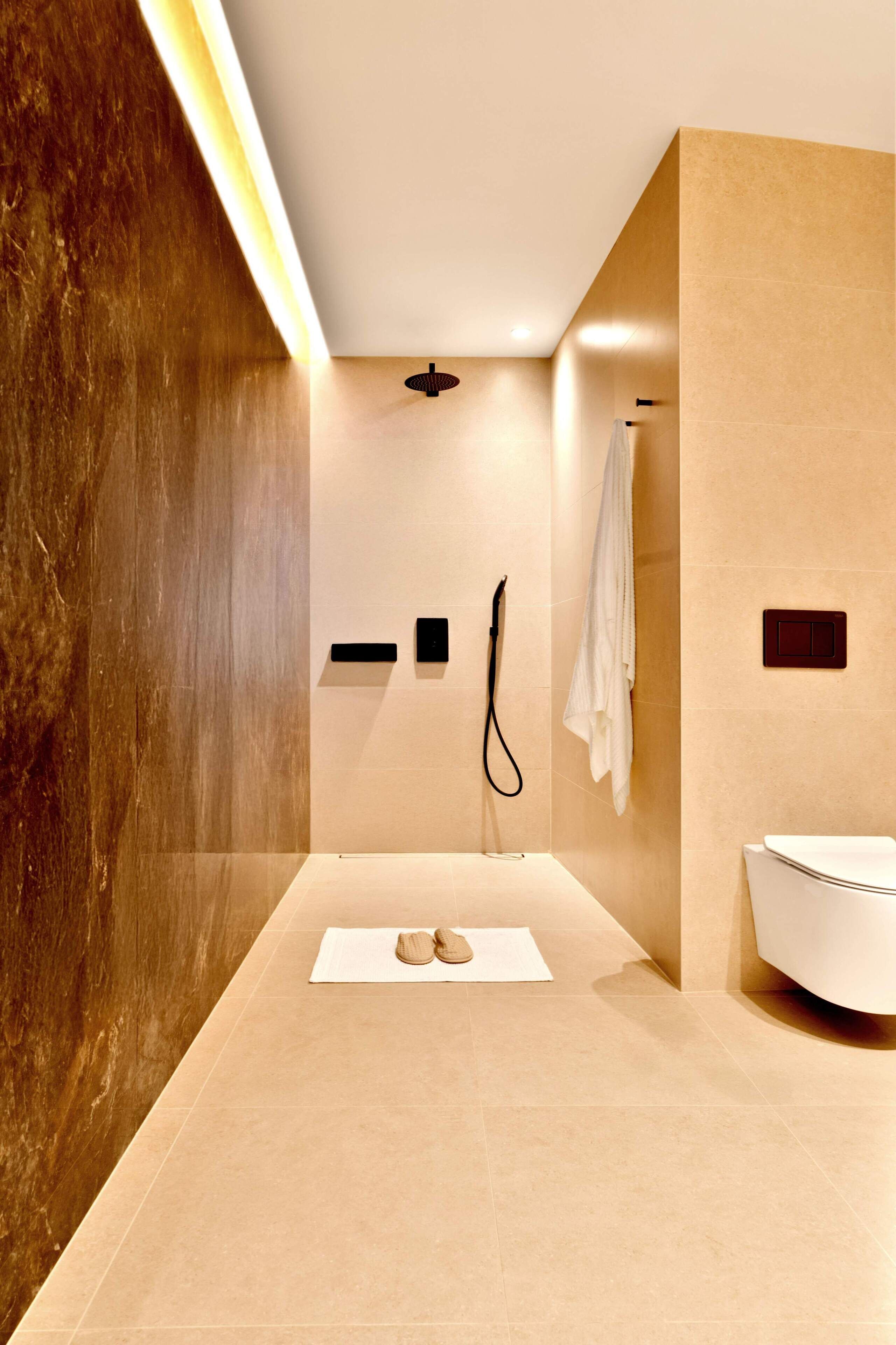 Douche, sèche-cheveux, serviettes fournies