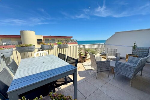 Apartment 1st line Sea view, direct beach access