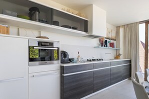 Fridge, oven, stovetop, coffee/tea maker