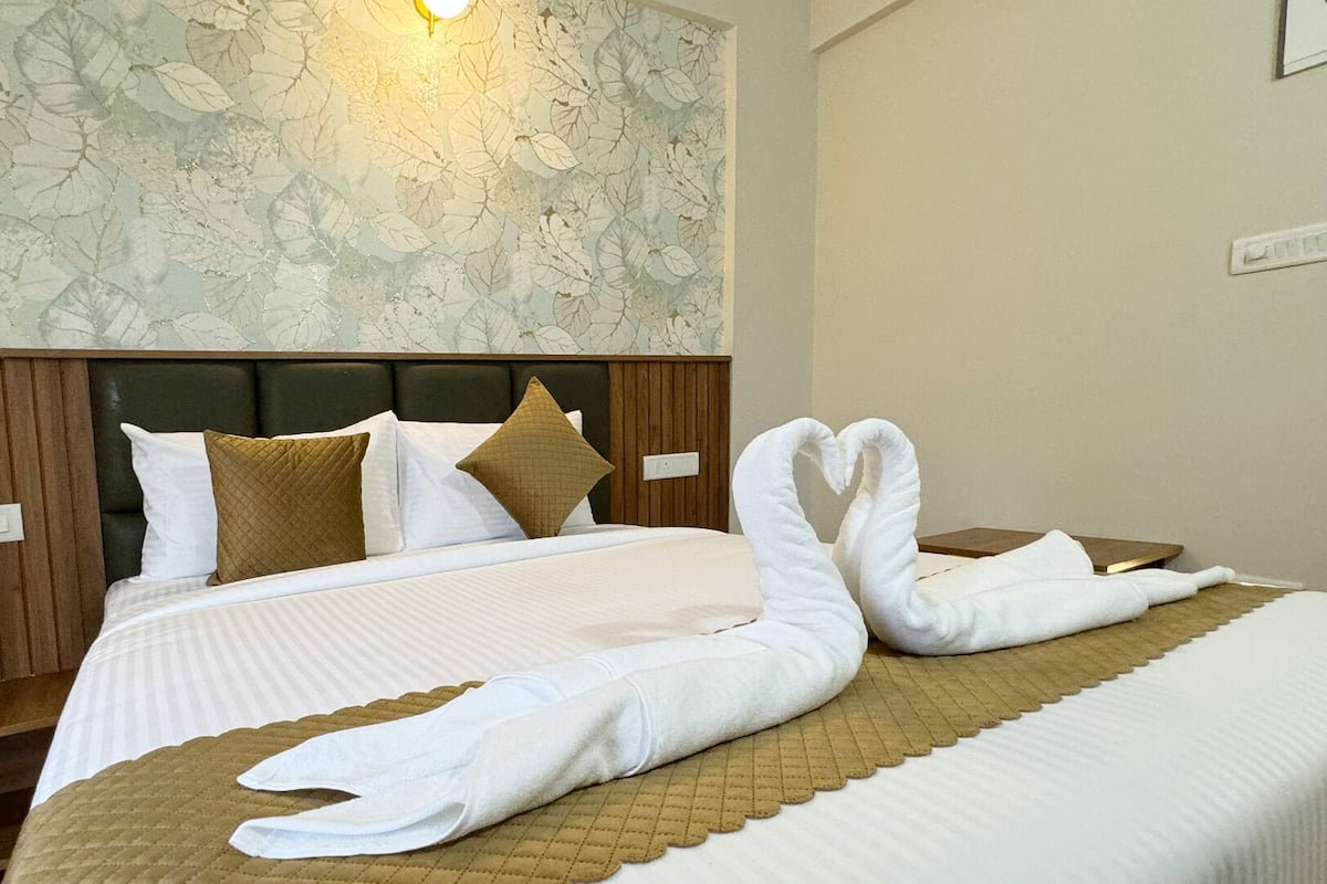 Double Room, Balcony, City View | Desk, blackout drapes, iron/ironing board (on request), WiFi (free)