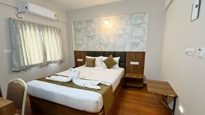 Executive tweepersoonskamer, uitzicht op stad | Een bureau, verduisterende gordijnen, een strijkplank/strijkijzer