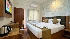 Executive tweepersoonskamer, uitzicht op stad | Een bureau, verduisterende gordijnen, een strijkplank/strijkijzer