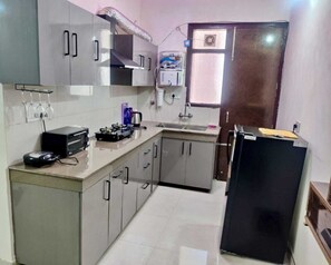 Refrigerador, microondas, horno y parrilla de estufa 