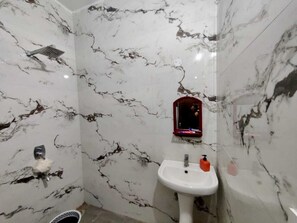 Douche, séchoir à cheveux, bidet, serviettes fournies