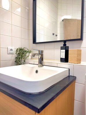 Een douche, een haardroger, handdoeken, zeep