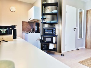 Een microgolfoven, een oven, een kookplaat