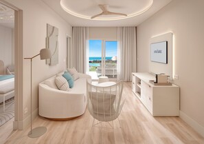 Junior kamer, 1 twee- of 2 eenpersoonsbedden, uitzicht op zee (Dolce Vita "The One") | Een kluis op de kamer, een bureau, gratis wifi