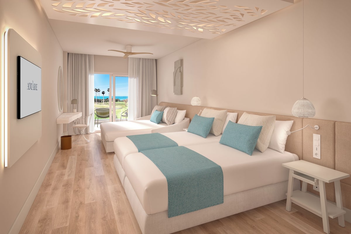 Triple Room, Sea View (Oh Là Là)