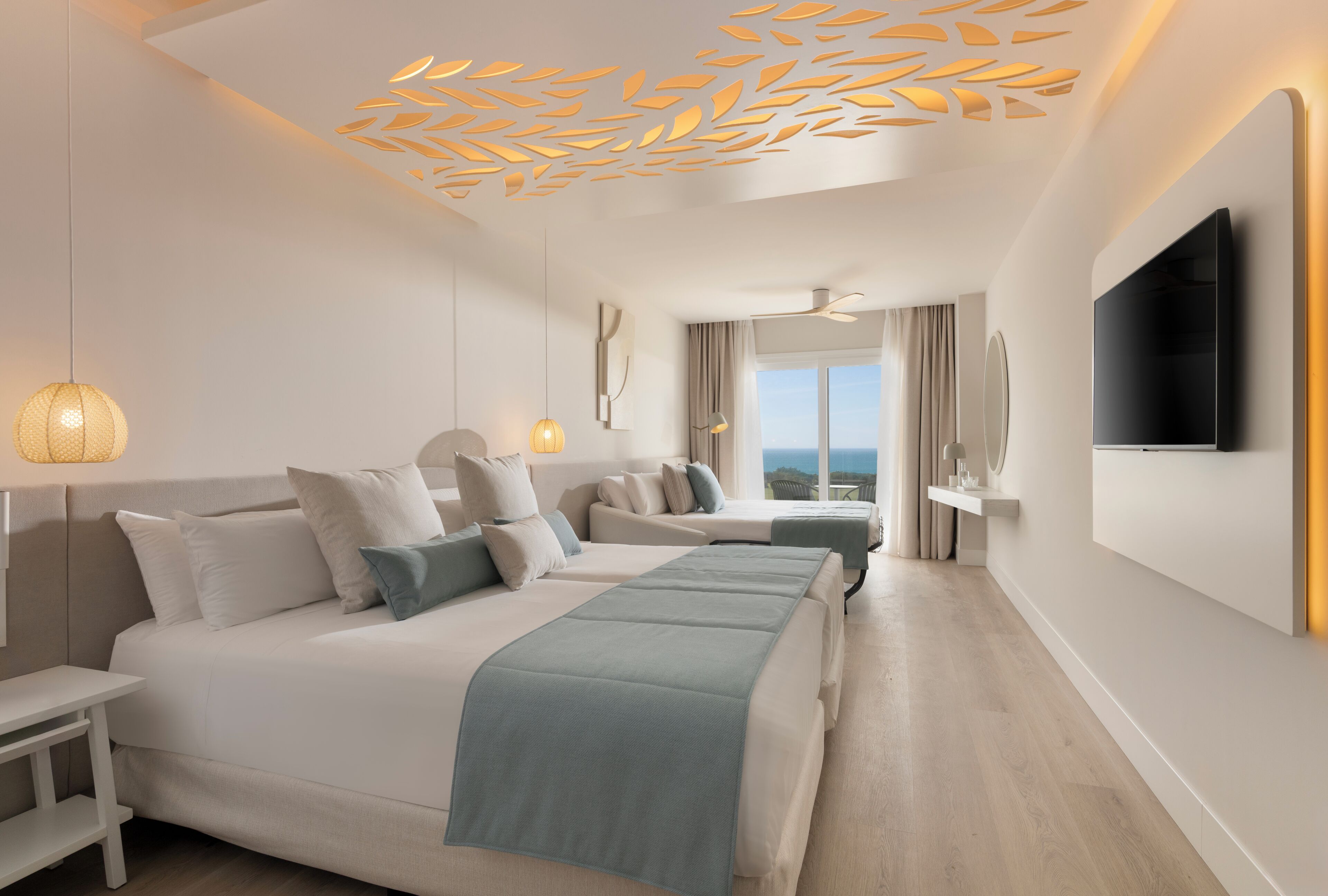 In-room safe, desk, free WiFi