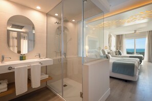 Habitación triple, vista al mar (Oh Là Là) | Baño | Pantuflas